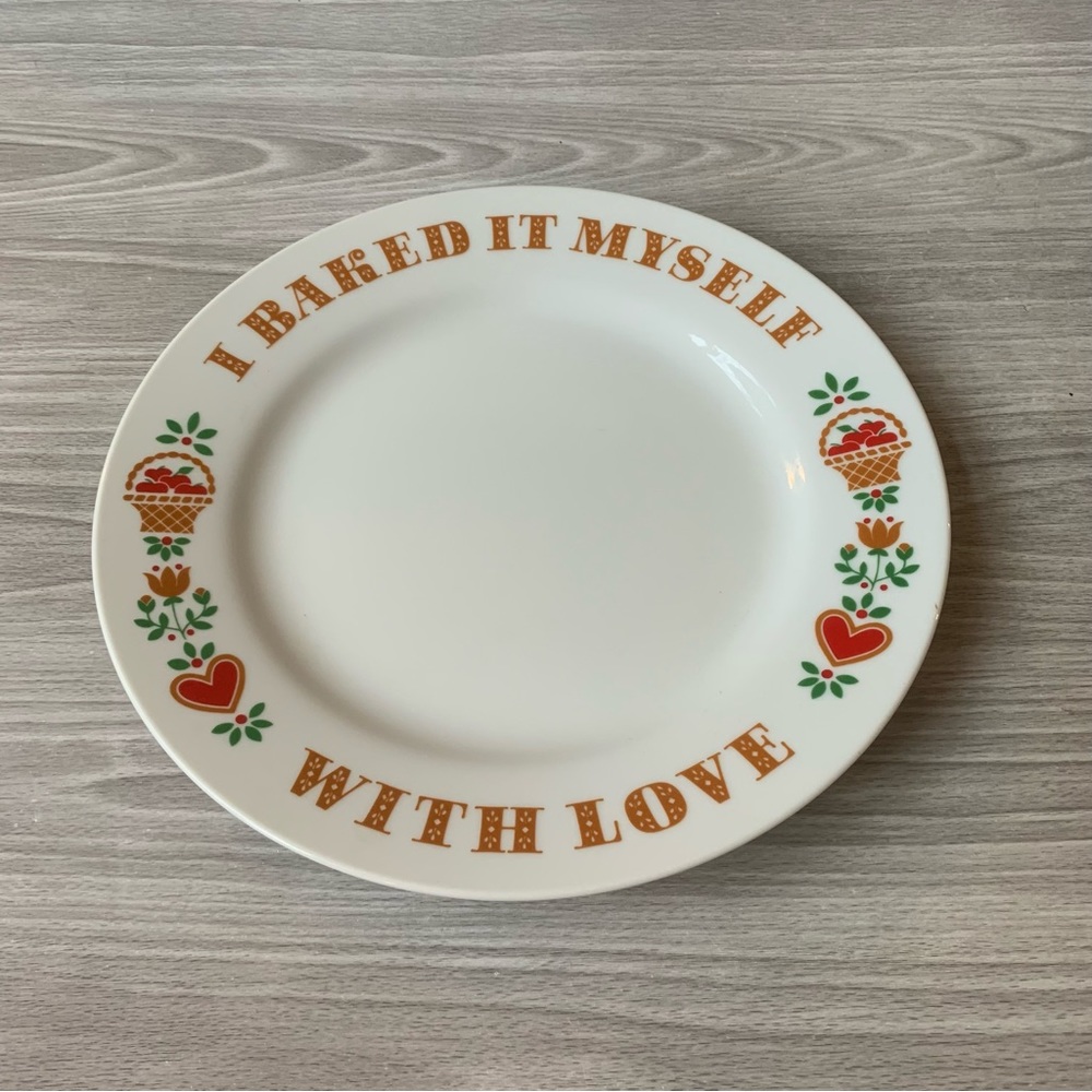 Vintage 1982 Avon "BAKED WITH LOVE" 9.25" Japanese Porcelain Plate.